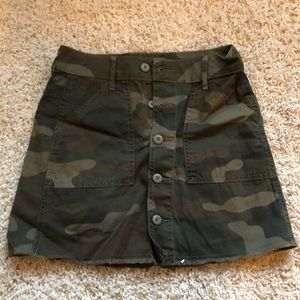 High rise camo Jean skirt. Size small, great condition from American Eagle